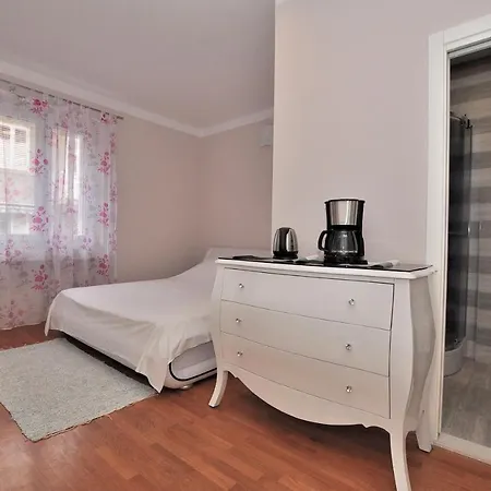 Daire Bedroom With Bathroom Shower Split
